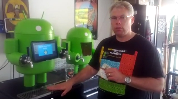 Paul Carff mit seiner Android Bierzapfanlage. Paul Carff mit seiner Android Bierzapfanlage.