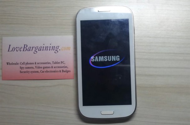 Der Nachbau des Samsung Galaxy S3 sieht dem echten Smartphone sehr ähnlich. Foto: Youtube.com. Der Nachbau des Samsung Galaxy S3 sieht dem echten Smartphone sehr ähnlich. Foto: Youtube.com.