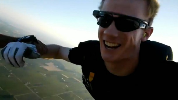 Der Stuntman bei einem Fallschirmsprung mit Project Glass. Foto: Youtube.
