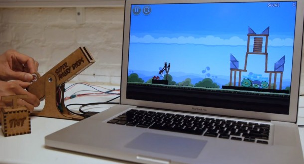 Der Controller ermöglicht das komfortable steuern der Steinschleuder. Foto: Youtube. com.